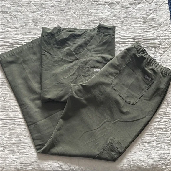 FIGS Scrub Set - Picture 13 of 15